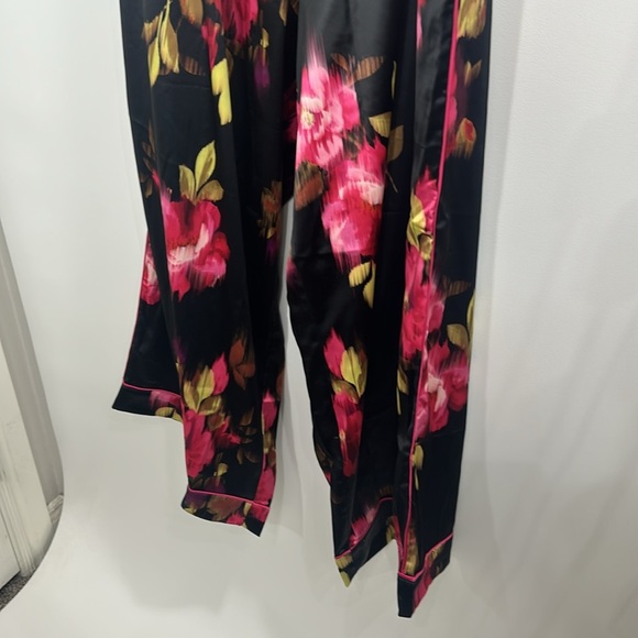 Torrid Wide Leg Streaky Satin high-rise pant black floral size 3 R. NWT. - Picture 3 of 8